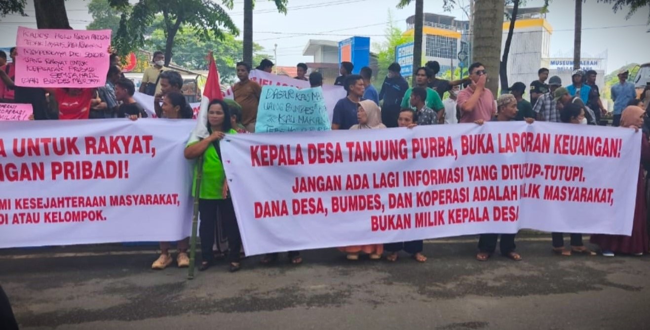 RATUSAN WARGA TANJUNG