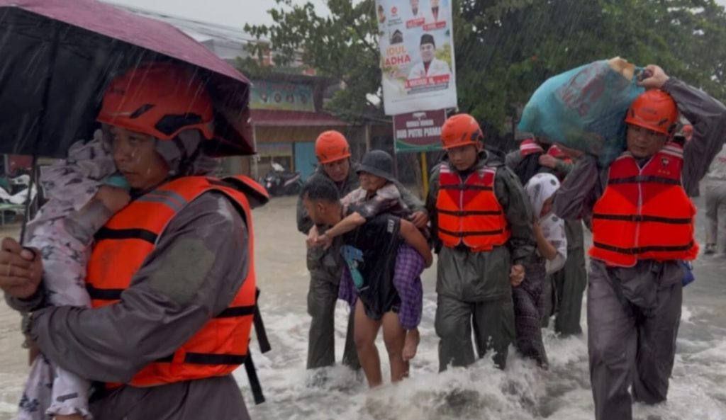 71 PERSONEL SAR BRIMOB POLDA SUMBAR EVAKUASI
