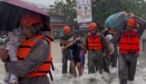 71 PERSONEL SAR BRIMOB POLDA SUMBAR EVAKUASI