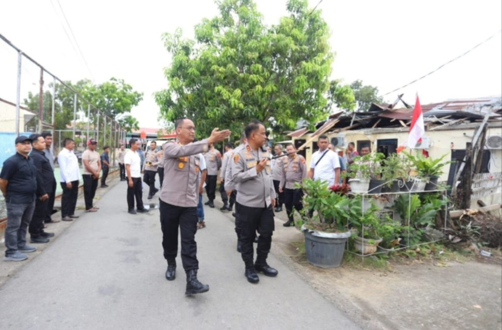 ANGIN KENCANG RUSAK 5 RUMAH DINAS
